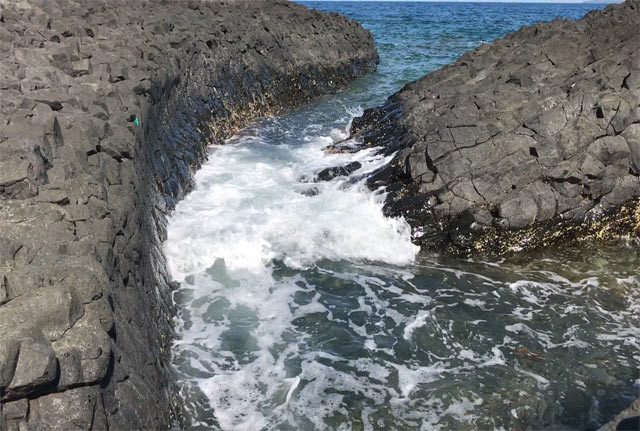 Ở bờ Nam, đá tạo thành vách đứng cao ước hơn 30m và kéo dài hàng trăm mét. "Những hôm trời trong đứng từ đây nhìn thấy khá rõ đảo Lý Sơn" - anh Nguyễn Vân (28 tuổi), người dân ở gần cho biết . Còn phía bắc, đá được sóng bào mòn thành "nền" khá phẳng và rộng hàng ngàn m2. Ở giữa đá dành luôn phần cả cát nằm chen nhau và nhoài người ra cả ngoài xa. Ở bờ nam, đá tạo thành vách đứng cao ước hơn 30m và kéo dài hàng trăm mét.