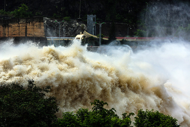 Bắt đầu từ 6 giờ sáng nay 22-7 thủy điện Hòa Bình sẽ mở thêm cửa xả đáy số 3. Bắt đầu từ 6 giờ sáng nay 22-7 thủy điện Hòa Bình sẽ mở thêm cửa xả đáy số 3.