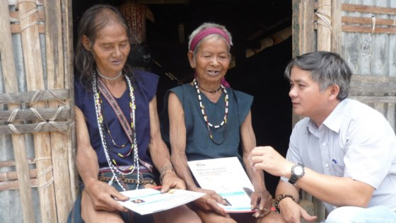 Ông Nguyễn Quang Tuệ trò chuyện với nghệ nhân hát sử thi Bahnar. Ông Nguyễn Quang Tuệ trò chuyện với nghệ nhân hát sử thi Bahnar.
