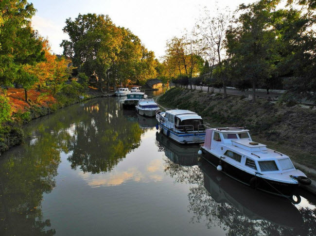 Nhưng các thách thức kỹ thuật quá lớn vào thời điểm đó. Khó khăn đầu tiên là điều tiết nước trong kênh đào vì mực nước dâng giữa Địa Trung Hải và Đại Tây Dương khác nhau rất nhiều.