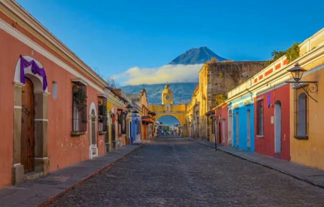  Thành phố Antigua, Guatemala: Thành phố này từng là thủ đô của Guatemala trong thời kỳ bị Tây Ban Nha đô hộ. Nơi đây nổi tiếng với các công trình kiến trúc cổ và phong cảnh núi lửa.