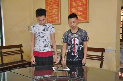 Hai đối tượng Đông và Hùng bị bắt giữ cùng tang vật.
