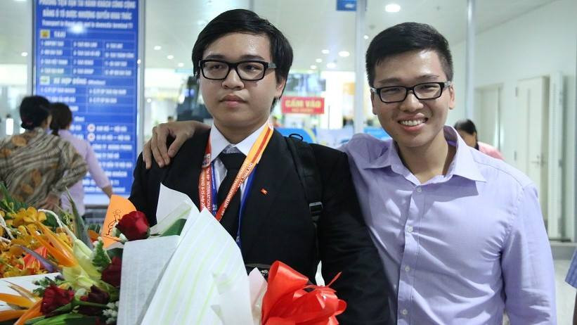 Hai anh em trong ngày 15/7 tại sân bay Nội Bài khi đội tuyển Việt Nam năm 2017 trở về. Ảnh: Thanh Hùng