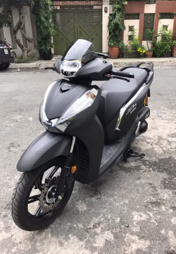 Honda SH 300i sở hữu hộc đựng đồ U-box 19 lít, đựng vừa mũ bảo hiểm Full-Face tích hợp cổng sạc điện thoại. Hệ thống chống bó cứng phanh ABS được trang bị cho cả 2 bánh.