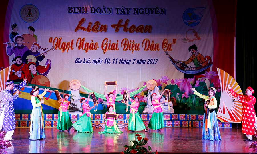  Tiết mục biểu diễn của Hội Phụ nữ Cục Hậu cần. Ảnh: V.H