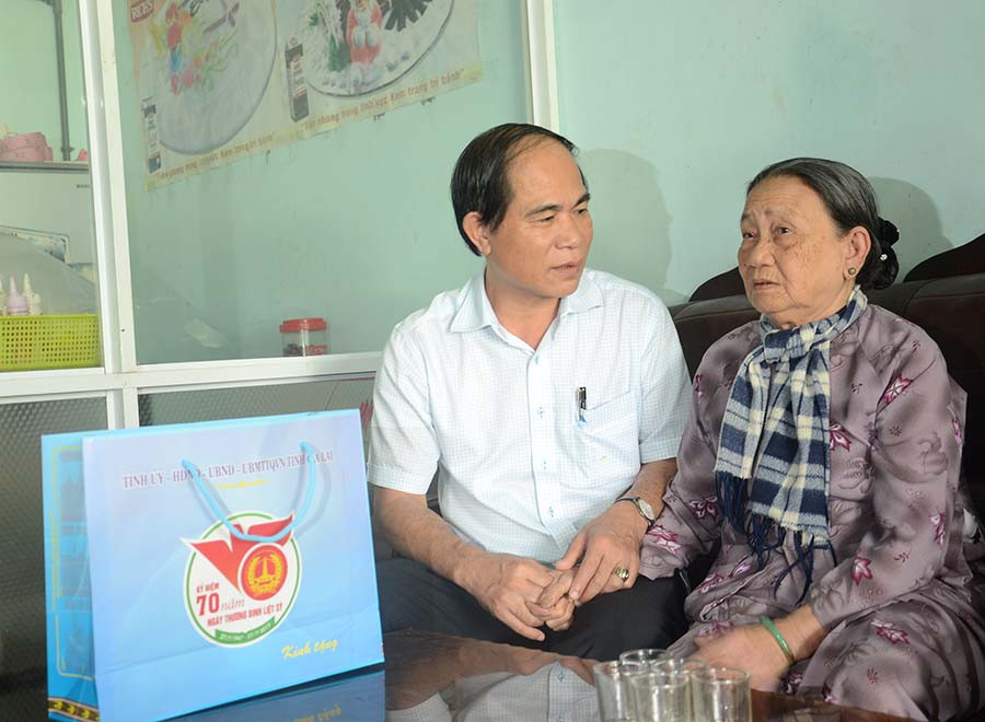 Chủ tịch UBND tỉnh Võ Ngọc Thành ân cần hỏi thăm tình hình sức khỏe, kinh tế của các gia đình chính sách, người có công. 