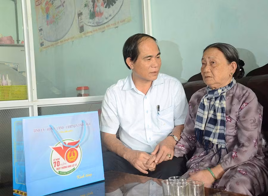 Chủ tịch UBND tỉnh Võ Ngọc Thành ân cần hỏi thăm tình hình sức khỏe, kinh tế của các gia đình chính sách, người có công. 