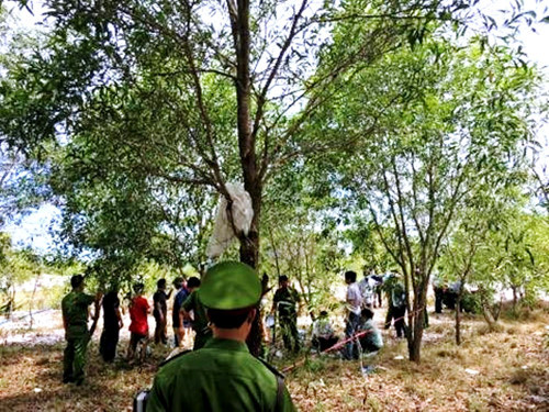 Khu vực quanh nơi phát hiện thi thể nạn nhân là những trảng cát và cây cối hoang vắng Khu vực quanh nơi phát hiện thi thể nạn nhân là những trảng cát và cây cối hoang vắng