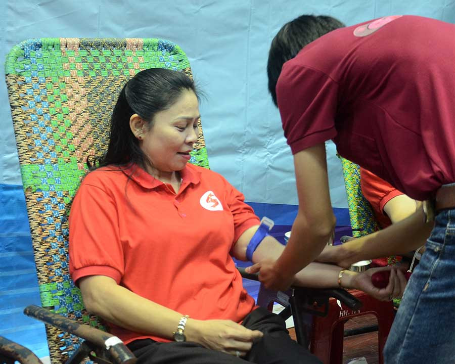 Bà Huỳnh Nữ Thu Hà-Phó Chủ tịch UBND tỉnh tham gia hiến máu tại ngày hội Giọt hồng Cao Nguyên. Ảnh: Phương Linh Bà Huỳnh Nữ Thu Hà-Phó Chủ tịch UBND tỉnh tham gia hiến máu tại ngày hội Giọt hồng Cao Nguyên. Ảnh: Phương Linh