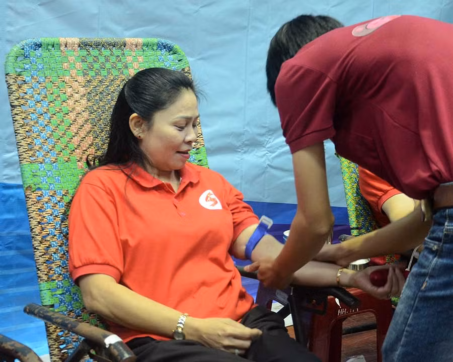 Bà Huỳnh Nữ Thu Hà-Phó Chủ tịch UBND tỉnh tham gia hiến máu tại ngày hội Giọt hồng Cao Nguyên. Ảnh: Phương Linh