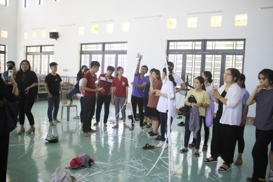 Các bạn học sinh Trường THPT Bình Sơn tham gia chương trình. Các bạn học sinh Trường THPT Bình Sơn tham gia chương trình.