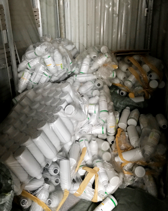 Nhiều chai thuốc bảo vệ thực vật giả bị phát hiện tại căn nhà số D9/255 Quốc lộ 50 thuộc ấp 4 xã Phong Phú, huyện Bình Chánh. Nhiều chai thuốc bảo vệ thực vật giả bị phát hiện tại căn nhà số D9/255 Quốc lộ 50 thuộc ấp 4 xã Phong Phú, huyện Bình Chánh.