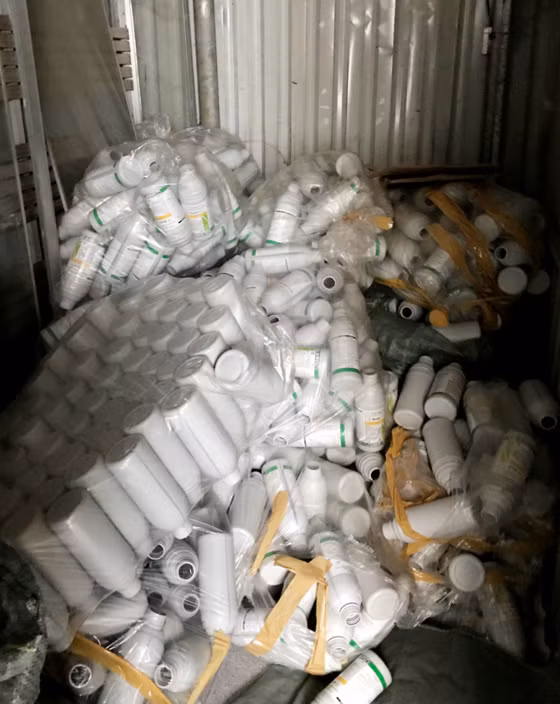 Nhiều chai thuốc bảo vệ thực vật giả bị phát hiện tại căn nhà số D9/255 Quốc lộ 50 thuộc ấp 4 xã Phong Phú, huyện Bình Chánh.