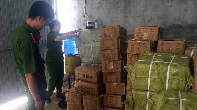 Lực lượng chức năng kiểm tra số hàng trong kho do ông Sứ làm chủ