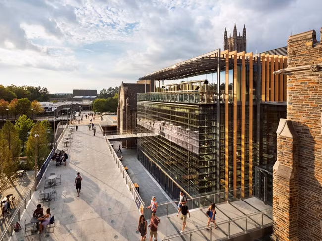 Cơ sở West Campus của Đại học Duke (Mỹ) là tổng hòa những mặt kính hiện đại với kiến trúc thời trung cổ. Nội thất hoàn toàn hiện đại, với những đường vuông và góc cạnh là điểm nhấn của trường.