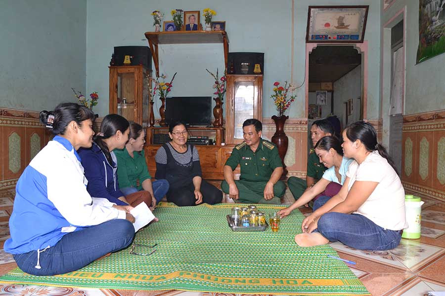 CLB “Phụ nữ tự quản đường biên, cột mốc, dấu hiệu đường biên giới” phối hợp Đồn Biên phòng Ia Nan tổ chức tuyên truyền cho nhân dân về quy chế, quy định biên giới, không vi phạm pháp luật. Ảnh: Ngọc Thu CLB “Phụ nữ tự quản đường biên, cột mốc, dấu hiệu đường biên giới” phối hợp Đồn Biên phòng Ia Nan tổ chức tuyên truyền cho nhân dân về quy chế, quy định biên giới, không vi phạm pháp luật. Ảnh: Ngọc Thu