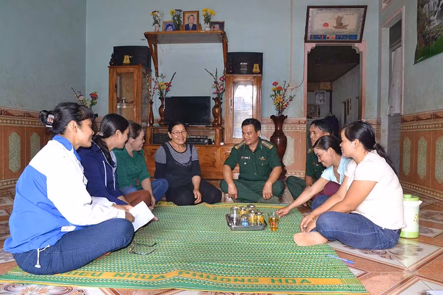  CLB “Phụ nữ tự quản đường biên, cột mốc, dấu hiệu đường biên giới” phối hợp Đồn Biên phòng Ia Nan tổ chức tuyên truyền cho nhân dân về quy chế, quy định biên giới, không vi phạm pháp luật. Ảnh: Ngọc Thu