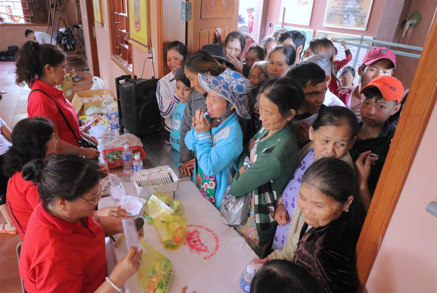 Người dân phấn khởi đến nhận thuốc miễn phí. Ảnh: Hồng Thi