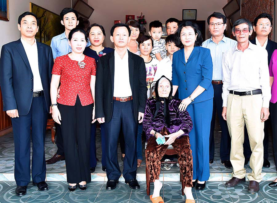 Phó Chủ tịch nước Đặng Thị Ngọc Thịnh cùng lãnh đạo tỉnh thăm Mẹ Việt Nam Anh hùng Nguyễn Thị Mười. Ảnh: Đức Thụy