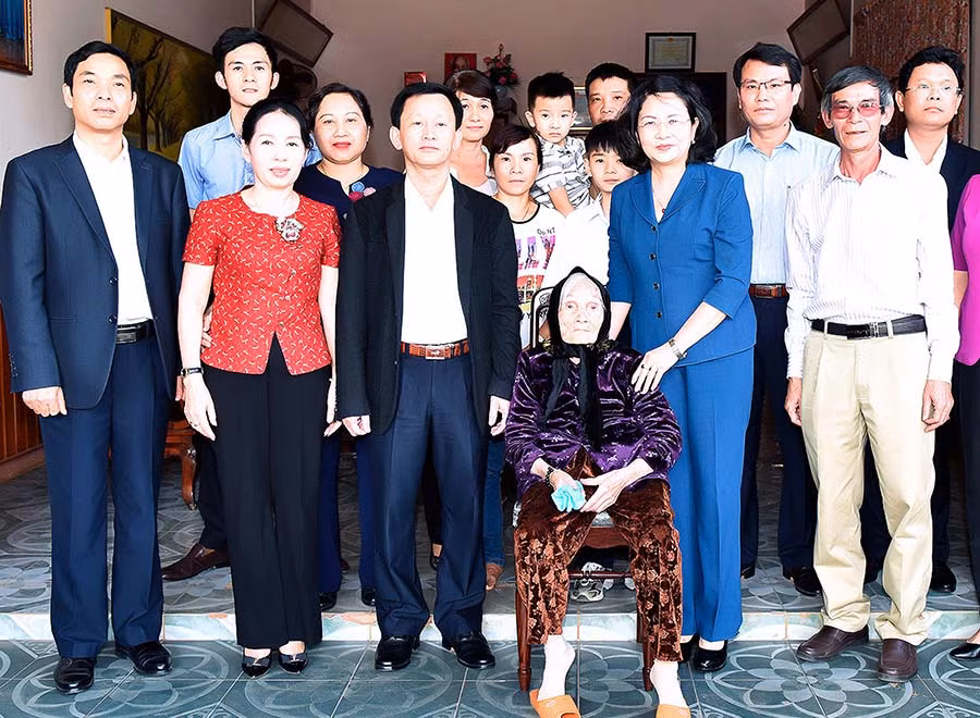Phó Chủ tịch nước Đặng Thị Ngọc Thịnh cùng lãnh đạo tỉnh thăm Mẹ Việt Nam Anh hùng Nguyễn Thị Mười. Ảnh: Đức Thụy