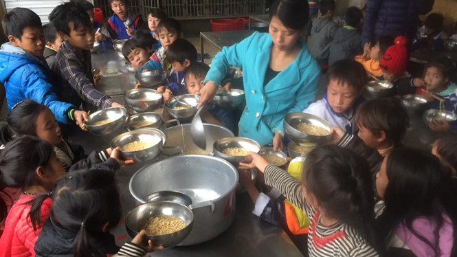 Ở nhiều vùng sâu, vùng xa, đồng bào dân tộc thiểu số vẫn còn thiếu đói. Ở nhiều vùng sâu, vùng xa, đồng bào dân tộc thiểu số vẫn còn thiếu đói.