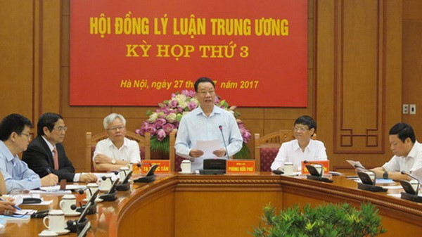 Phó Chủ tịch Thường trực Hội đồng Lý luận Trung ương Phùng Hữu Phú phát biểu tại kỳ họp. Phó Chủ tịch Thường trực Hội đồng Lý luận Trung ương Phùng Hữu Phú phát biểu tại kỳ họp.