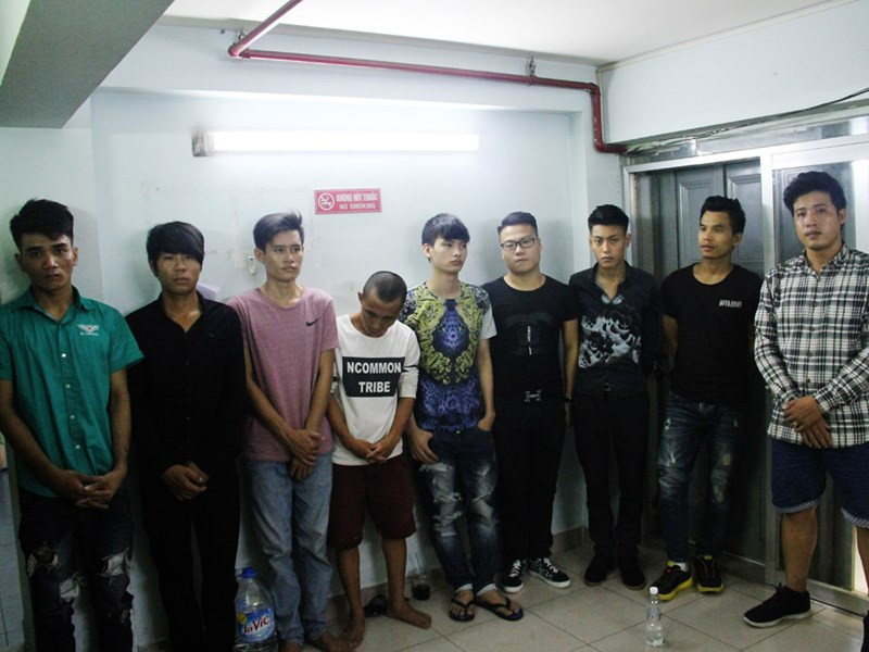 Nhóm đối tượng sau đó đã được đưa về trụ sở công an để làm rõ. Nhóm đối tượng sau đó đã được đưa về trụ sở công an để làm rõ.
