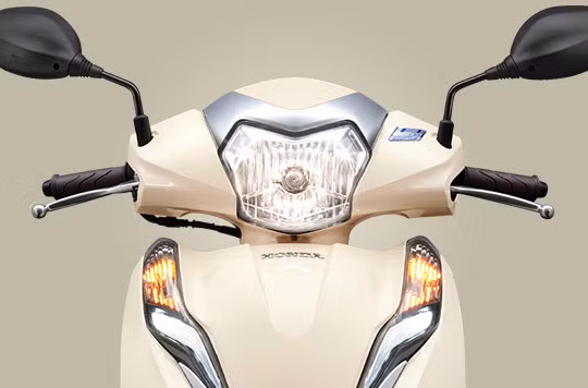 Mặt nạ trước được làm mới lại, biểu tượng chữ V nổi bật phía trước xe ở phiên bản cũ giờ được được tạo hình vuốt nhọn sắc sảo hơn với cụm đèn định vị LED mới và tấm ốp cao cấp.