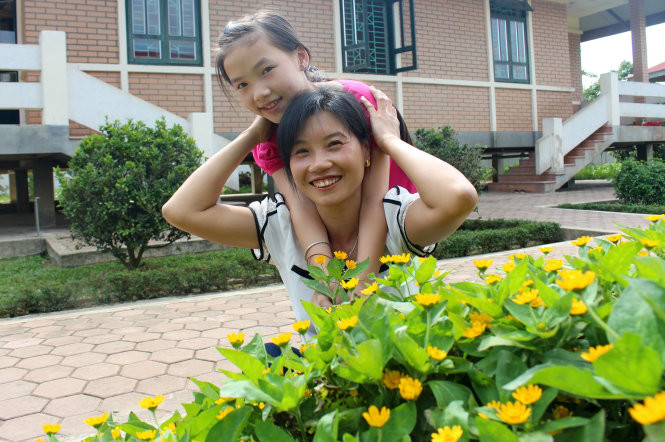 Cô bé Vàng Thị Thơm lớn lên trong vòng tay người mẹ Làng SOS Điện Biên Lò Thị Thành (34 tuổi) và tình yêu thương của người cha đỡ đầu Ander Ahlstrong bên kia đại dương Cô bé Vàng Thị Thơm lớn lên trong vòng tay người mẹ Làng SOS Điện Biên Lò Thị Thành (34 tuổi) và tình yêu thương của người cha đỡ đầu Ander Ahlstrong bên kia đại dương