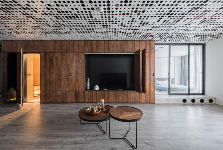 Căn hộ có diện tích 110m2 nằm ở khu đô thi Royal City, Thanh Xuân, Hà Nội. Công ty Cổ phần Kiến trúc Kây là đơn vị thiết kế căn hộ này.