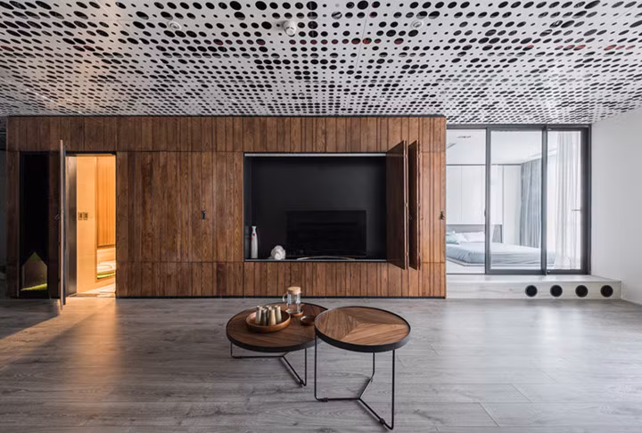 Căn hộ có diện tích 110m2 nằm ở khu đô thi Royal City, Thanh Xuân, Hà Nội. Công ty Cổ phần Kiến trúc Kây là đơn vị thiết kế căn hộ này.