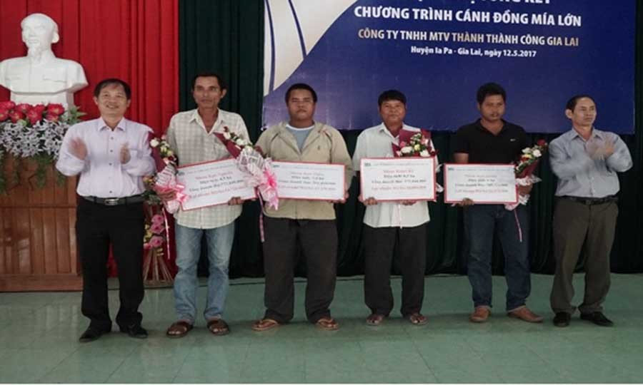 Niềm vui của các hộ trồng mía người dân tộc thiểu số tại Ia Pa khi nhận doanh thu sau một vụ mùa.