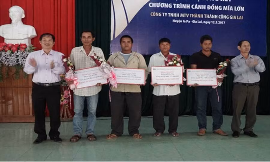 Niềm vui của các hộ trồng mía người dân tộc thiểu số tại Ia Pa khi nhận doanh thu sau một vụ mùa.