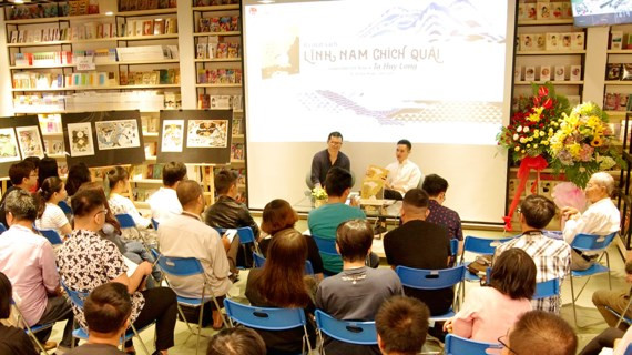 Bạn đọc trẻ tham dự buổi ra mắt sách sử Lĩnh Nam chích quái.
