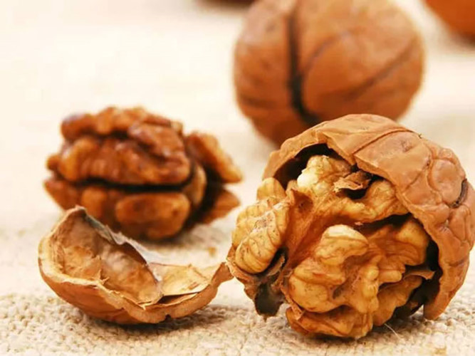 Óc chó và các loại hạt khác như đậu phộng, bơ, hạt điều ... là kho chứa chất béo lành mạnh. Những chất béo này cũng giúp da bạn giữ được độ ẩm và hấp thụ các vitamin để giữ cho làn da rạng rỡ.