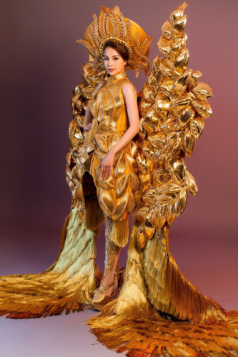 Đây là một trong những hành trang của người đẹp sinh năm 1993 mang đến đấu trường nhan sắc Mrs Vietnam World 2017.