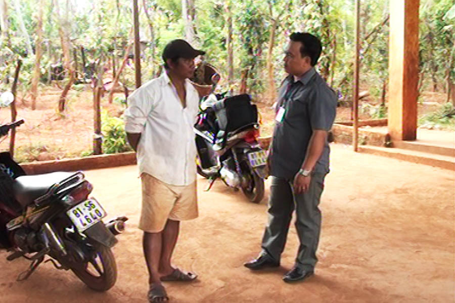 Tự nguyện hiến phần đất của gia đình làm đường. Ảnh: Vũ Cúc