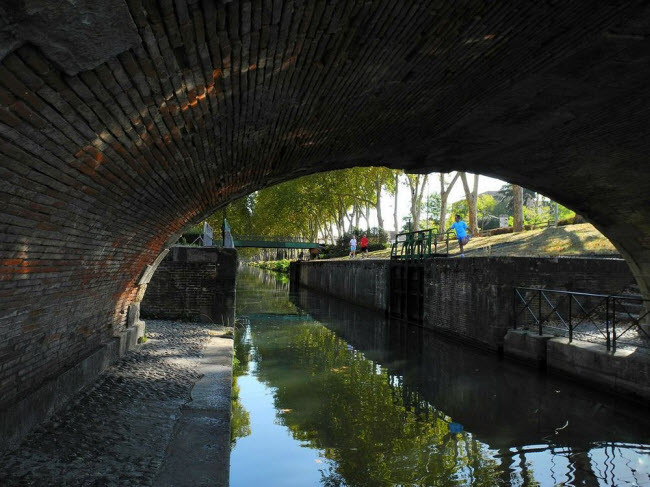 Với kênh đào Canal du Midi, lúa mì và rượu vang từ Lauragais có thể được vận chuyển dễ dàng tới Toulouse, Bordeaux và Marseille, đồng thời đưa các hàng hóa khác như xà phòng, gạo, cá khô từ Marseille trở lại Languedoc.