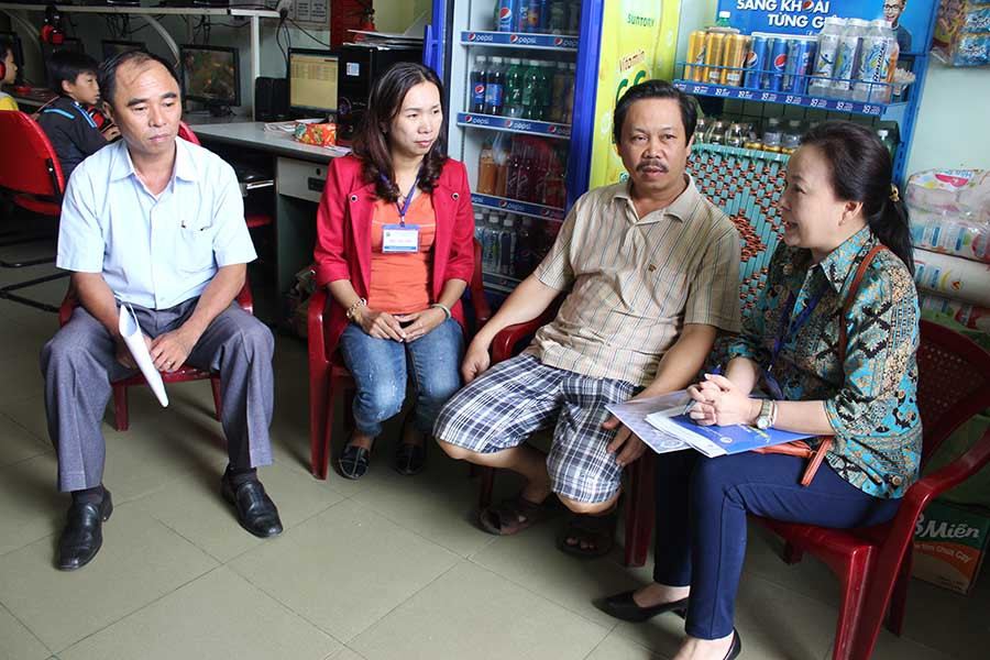 Các điều tra viên phường Diên Hồng (TP. Pleiku) điều tra tại một hộ kinh doanh cá thể. Ảnh: Nguyễn Diệp Các điều tra viên phường Diên Hồng (TP. Pleiku) điều tra tại một hộ kinh doanh cá thể. Ảnh: N.D