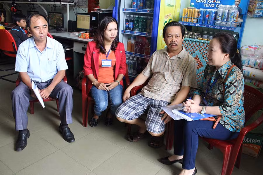  Các điều tra viên phường Diên Hồng (TP. Pleiku) điều tra tại một hộ kinh doanh cá thể. Ảnh: N.D