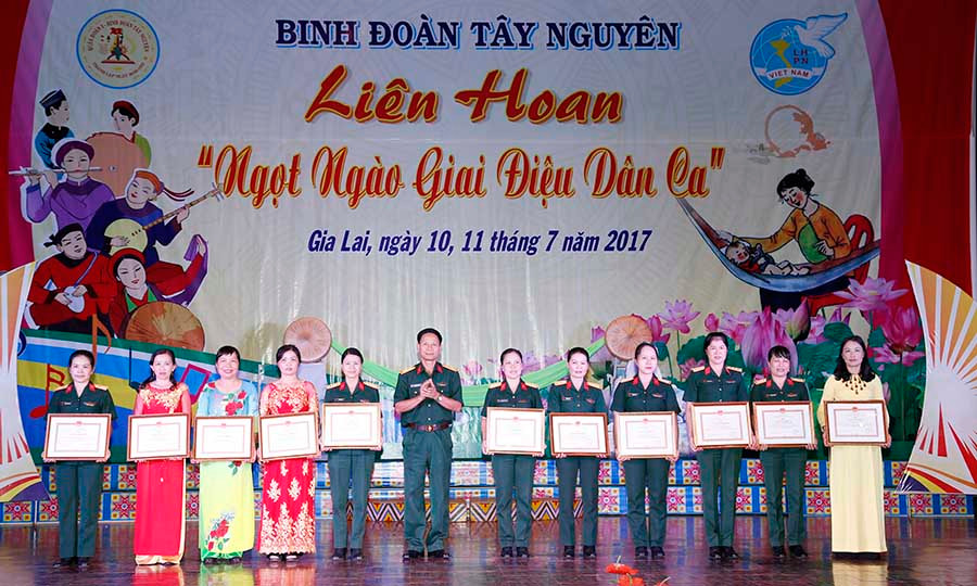Ban tổ chức liên hoan trao giải cho các đội. Ảnh: V.H