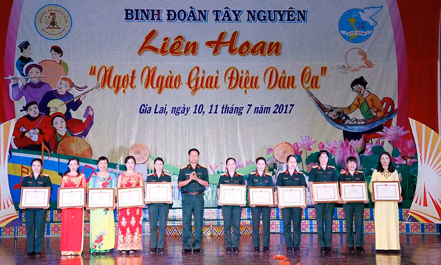 Ban tổ chức liên hoan trao giải cho các đội. Ảnh: V.H Ban tổ chức liên hoan trao giải cho các đội. Ảnh: V.H