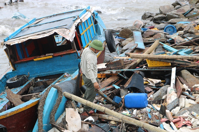 Ngư dân Lê Văn Khanh thần thờ nhìn những gì còn sót lại từ chiếc tàu cá của gia đình. Ngư dân Lê Văn Khanh thần thờ nhìn những gì còn sót lại từ chiếc tàu cá của gia đình.