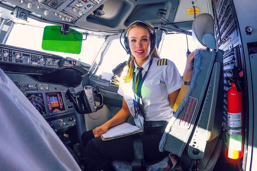 Malin Rydqvist (29 tuổi, Thụy Điển) là nữ phi công sở hữu tài khoản Instagram có gần 190.000 lượt theo dõi nhờ các bức ảnh tập yoga đẹp mắt. Theo Mirror, Malin đến với yoga để chữa trị chứng đau lưng sau một tai nạn vào năm 2008. Do tính chất công việc phải liên tục di chuyển, 8X chọn cách tập luyện trên mọi địa hình, ở bất cứ nơi nào cô tới. Nhờ đó, Malin sở hữu vóc dáng nóng bỏng không thua kém người mẫu. Ảnh: Instagram NV. Malin Rydqvist (29 tuổi, Thụy Điển) là nữ phi công sở hữu tài khoản Instagram có gần 190.000 lượt theo dõi nhờ các bức ảnh tập yoga đẹp mắt. Theo Mirror, Malin đến với yoga để chữa trị chứng đau lưng sau một tai nạn vào năm 2008. Do tính chất công việc phải liên tục di chuyển, 8X chọn cách tập luyện trên mọi địa hình, ở bất cứ nơi nào cô tới. Nhờ đó, Malin sở hữu vóc dáng nóng bỏng không thua kém người mẫu. Ảnh: Instagram NV.