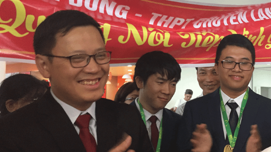 Thầy Lê Anh Vinh và một số thành viên đội tuyển IMO 2017 của Việt Nam tại sân bay Nội Bài sáng 25-7