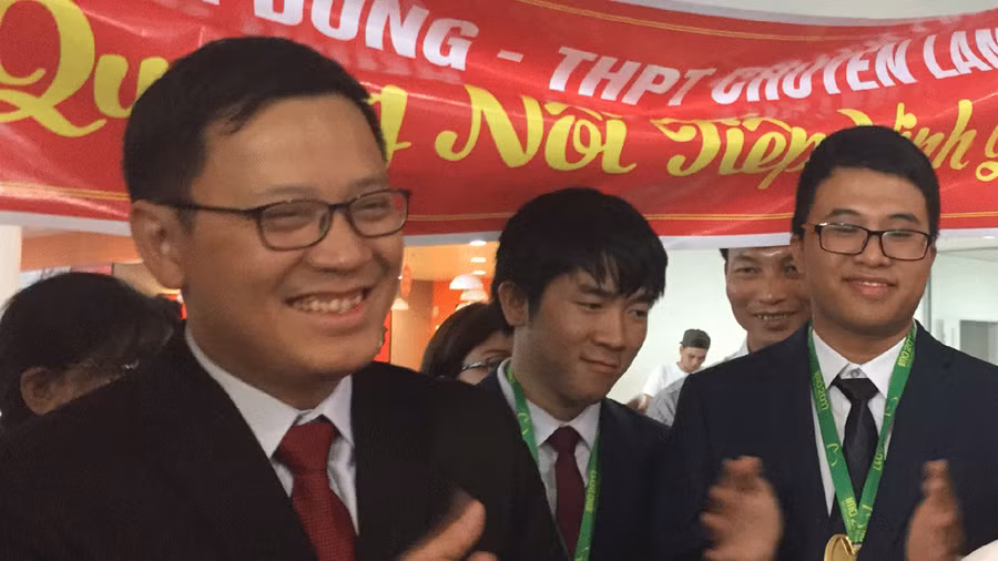 Thầy Lê Anh Vinh và một số thành viên đội tuyển IMO 2017 của Việt Nam tại sân bay Nội Bài sáng 25-7