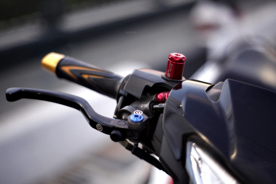 Cùm tay thắng Brembo GP, bình dầu Bonamici Racing, chụp cốt bánh trước DMV.