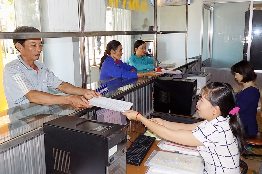  Tiếp nhận và giải quyết thủ tục hành chính tại bộ phận một cửa điện tử huyện Đức Cơ. Ảnh: T.N