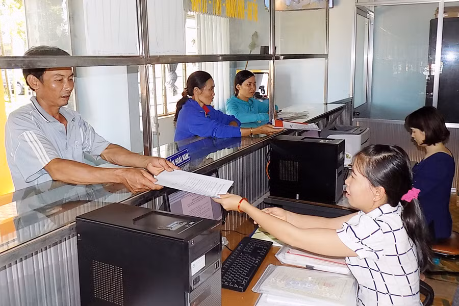  Tiếp nhận và giải quyết thủ tục hành chính tại bộ phận một cửa điện tử huyện Đức Cơ. Ảnh: T.N