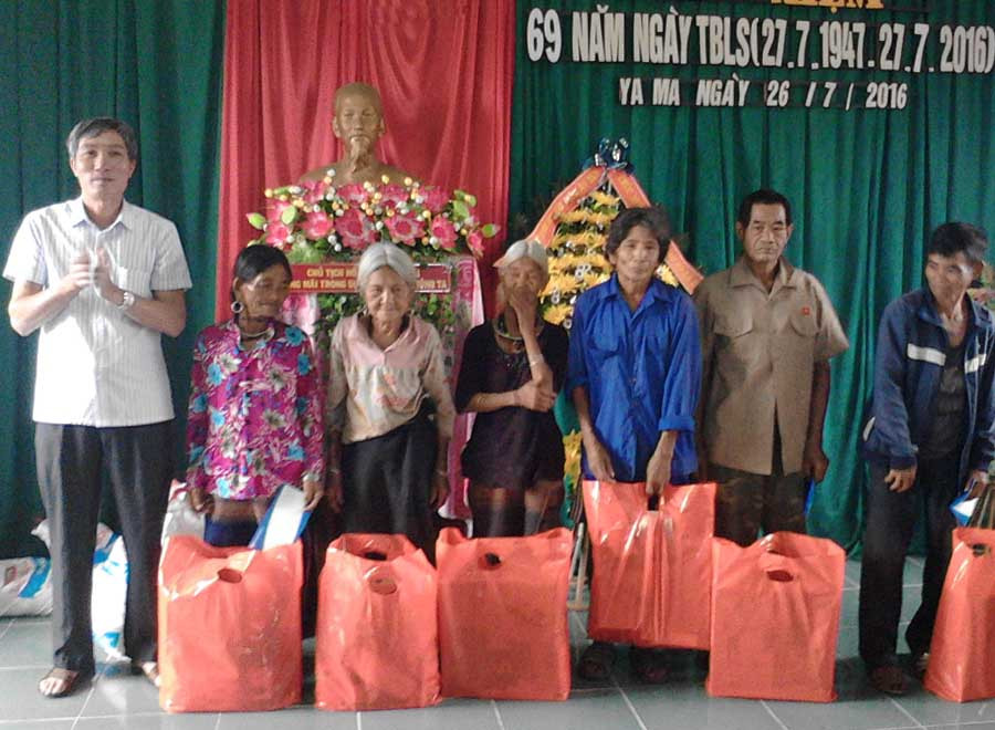 Đồng chí Nguyễn Phú Lộc-Phó Bí thư Thường trực Huyện ủy Kông Chro tặng quà cho các gia đình có công tiêu biểu. Ảnh: Phương Liên Đồng chí Nguyễn Phú Lộc-Phó Bí thư Thường trực Huyện ủy Kông Chro tặng quà cho các gia đình có công tiêu biểu. Ảnh: Phương Liên